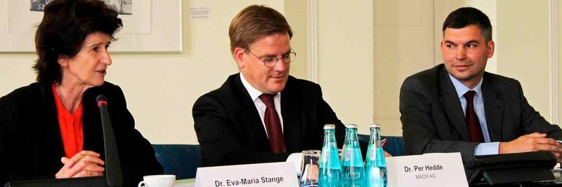 (v.l.) Dr. Eva-Maria Stange, Staatsministerin für Wissenschaft und Kunst, Dr. Per Hedde, Segmentmanager Lehre und Forschung bei der MACH AG, (v.l.) und Thomas Koppe, Senior Manager Fachbereich Beratung Öffentlicher Sektor, BDO