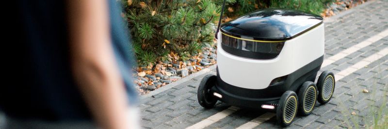 Teilen sich künftig den Gehweg: Passanten aus Fleisch und Blut und der autonom agierende Zustellroboter von Starship Technologies.
