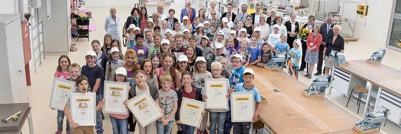 Das Foto zeigt alle beteiligten Kinder, Betreuer und Mitarbeiter von Harting im Nazha (Neues Ausbildungszentrum Harting).