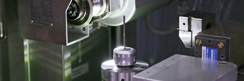 Handelspartner Amada ist Weltmarktführer im Flach- und Profilschleifen. Hier Innensicht auf die GLS-5T, weltweit meistverkaufte optische Profilschleifmaschine.