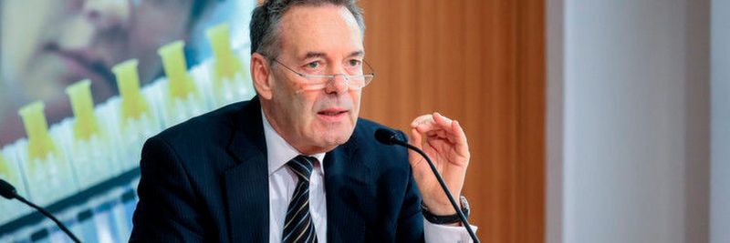 BV-Med-Geschäftsführer und Vorstandsmitglied Joachim M. Schmitt: „Die Patientensicherheit hat für die Unternehmen der Medizintechnologie oberste Priorität. Maßnahmen wie die europaweit einheitliche Benennung und Überwachung der Benannten Stellen auf Basis konkretisierter und verschärfter Anforderungen oder ein Implantatpass zur besseren Nachverfolgbarkeit der Patienten werden die Patientensicherheit in Europa weiter verbessern.“