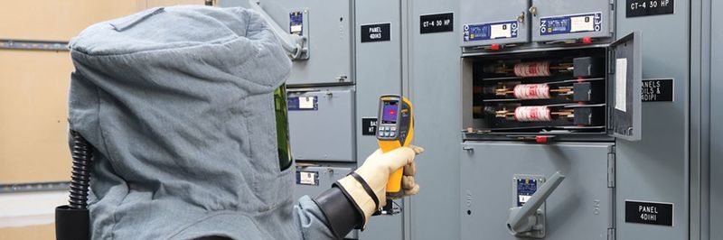 Durch die Verwendung von IR-Thermometern können Techniker einen sicheren Abstand zum Gerät und seinen Komponenten einhalten und genaue Temperaturdaten ermitteln. Um eine genaue Temperatur zu erhalten, muss man sich bewusst sein, dass die Messgenauigkeit mit zunehmendem Abstand abnimmt, da das Thermometer eine Durchschnittstemperatur des gemessenen Bereiches erfasst.