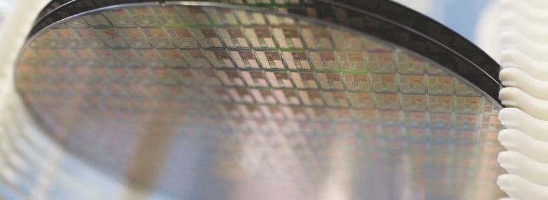 Wafer aus NXP-Produktion: Für einen Kaufpreis von rund 2,75 Milliarden US-$ veräußert der europäische Halbleiterhersteller seine Standardhalbleiter-Sparte an ein Konsortium chinseischer Investoren.