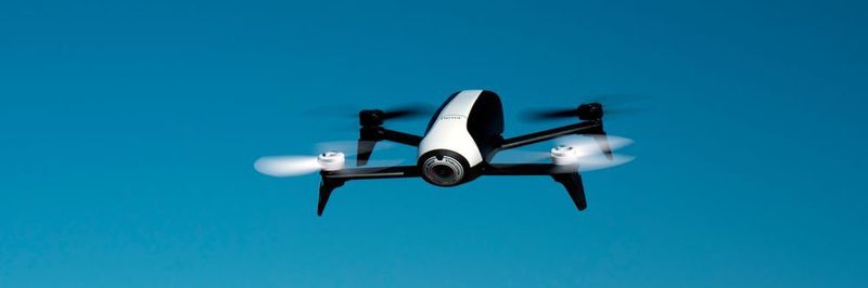Die Bebop 2 ist mit Sicherheitsfunktionen ausgestattet, um etwa die Landung zu vereinfachen. Auch Flughöhe und -radius sind eingeschränkt. Damit soll die Drohne besonders einfach zu fliegen sein.