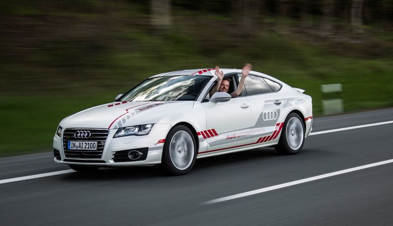 Freihändig im Auto fahren? Einkontinuierlicher Datenstrom macht es möglich. Die Ingenieure von Audi arbeiten bereits daran.
