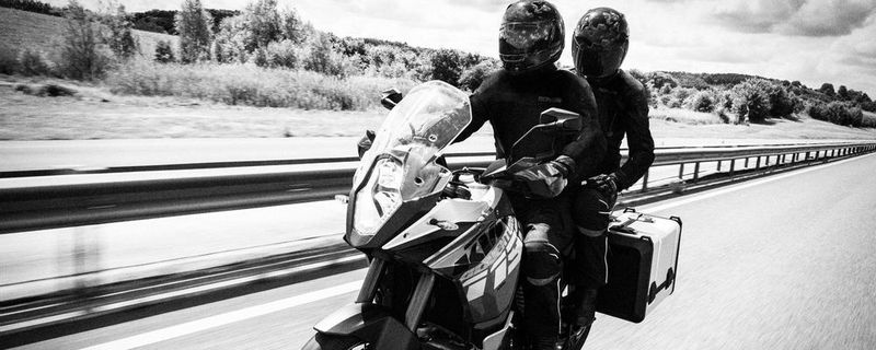 Gut geschützt auf Reisen: das im Rennsport erprobte Airbag-System von Alpinestars gibt es jetzt auch in der Variante Street.