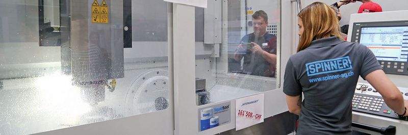 Vorführung auf der Spinner-Hausausstellung: Auf der U-1520 von Spinner wurden vor den Besuchern die dynamischen und trochoiden Frässtrategien aus dem Workshop praktisch vorgeführt.