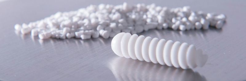Vom Granulat zum Implantat: Evonik entwickelt Polymere im Hinblick auf gewünschte Anwendungseigenschaften. Medizinproduktehersteller fertigen daraus Implantate wie beispielsweise Schrauben.