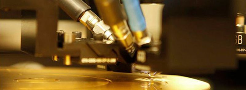 Extrem dünne Testspitzen und spezielle Kabel stellen den Kontakt zwischen Messgerät und Chip her: Im Projekt Real100G.COM arbeiten Forscher um Prof. Dr.-Ing. Christoph Scheytt an der drahtlosen Datenübertragung mit echten 100Gbit/s Geschwindigkeit. Nun ist dem Forschungsteam ein Durchbruch gelungen: Mit Hilfe eines Spreizbandverfahrens konnte der Energiebedarf eines so hohen Datendurchsatzes erheblich gesenkt werden.