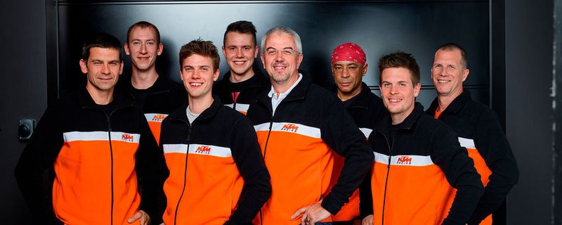 Haben gut lachen: das perfekt aufgestellte Flagship-Team mit Manfred Pitzal (Mitte) sowie seinen Söhnen Pascal (links von ihm) und Patrick (rechts vorne).