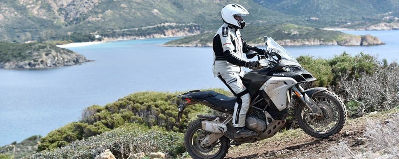 Ducati stellt sich noch breiter auf und drängt mit Macht in neue Segmente: Nach den Cruisern stehen jetzt die Reiseenduros auf dem Eroberungsplan. Die Enduro-Variante der Multistrada 1200 S soll’s richten.