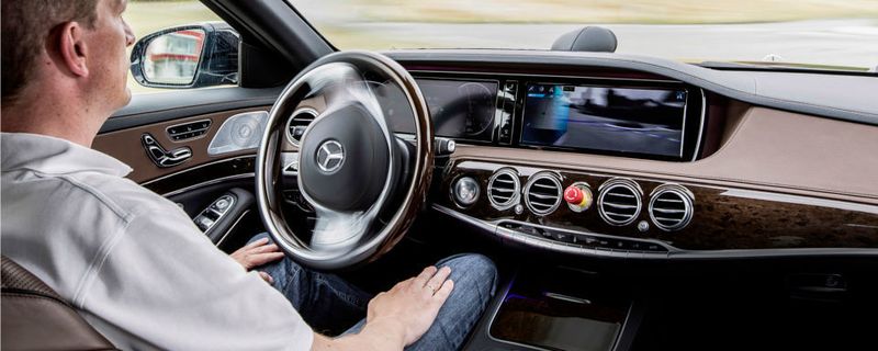 Autonomes Fahren ist technisch schon möglich. Doch gerade die rechtlichen und ethischen Aspekte sind noch nicht allumfassend geklärt.