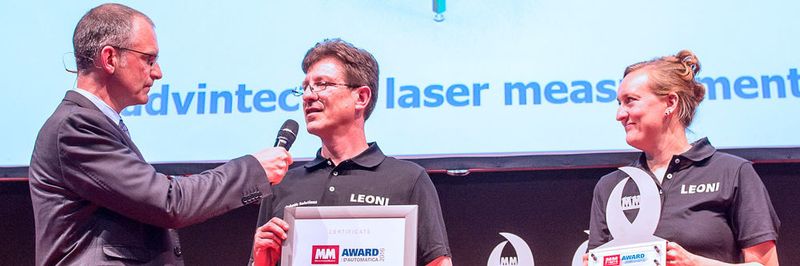 Frank Jablonski, Chefredakteur des MM MaschinenMarkt, überreichte Anniek Glawe, Manager Marketing im Bereich Robotics der Leoni AG, und Johannes Kemp, Manager Product Development Machine Perception bei Leoni, den „MM Award“ für das Kalibriersystem „Advintec 6D Laservermessung“