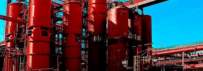 Figure 1: There is now a realization that modern process plants can only be operated effectively if the data from the planning phase are also available for operation, maintenance and modernization.