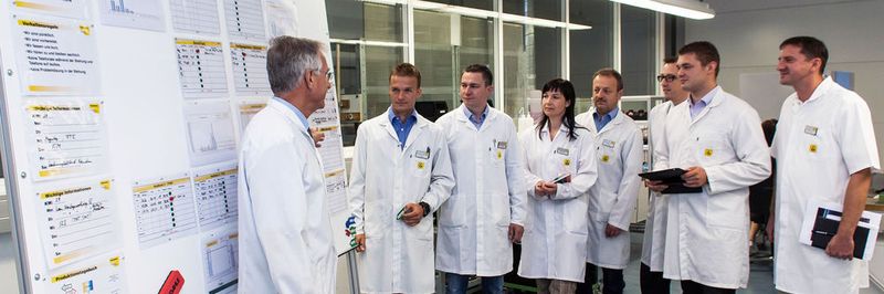 Stehung statt Sitzung: Bei Turck Duotec besprechen die Mitarbeiter morgens um 6:45 Uhr zur den Vortag und die aktuellen Aufgaben.
