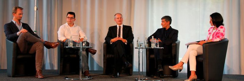 Zum Thema Business-Model- Innovation als Ansatz für die Innovationsstrategie diskutierten (von links): Alexander Schwarz (General Manger Deutschland von Airbnb), Dirk Graber (Gründer und CEO von Mister Spex), Matthias Stotz (Geschäftsführer der Uhrenfabrik Junghans) und Ranga Yogeshwar (Wissenschaftsjounalist und TV-Moderator). Moderiert wurde das Gespräch von Kathrin Adamski (Journalistin und Medieningenieurin).