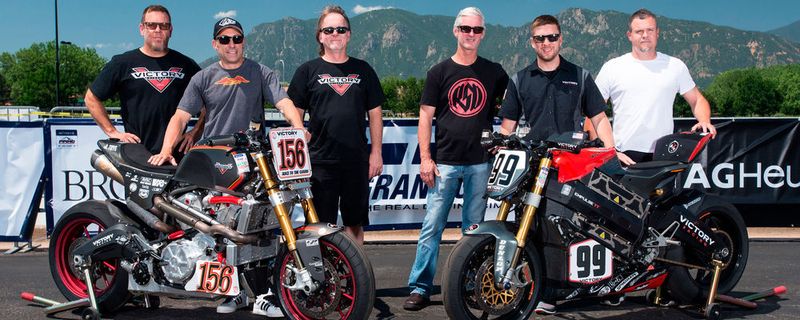 Das Team von Victory kann stolz auf sich sein. Sie gewannen den zweiten und dritten Platz in der Gesamtwertung des „Race to the Clouds“ Rennens.
