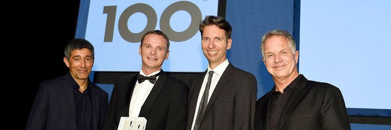 „Innovator des Jahres“ in der Größenklasse A ist die Fiagon AG. Das Medizintechnik-Start-up entwickelt, produziert und vertreibt mit 40 Mitar- beitern elektromagnetische Navigationssysteme für chirurgische Eingriffe. Von links nach rechts im Bild zu sehen sind: Top-100-Mentor Ranga Yogeshwar, Fiagon-Geschäftsführer Dr. Timo Krüger, der wissenschaftlicher Leiter von Top 100, Prof. Dr. Nikolaus Franke, sowie der Top-100-Organisator Joachim Schuble.