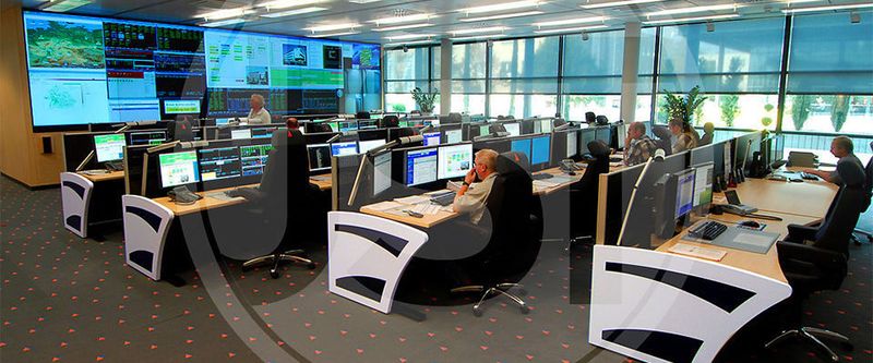 Im Kontrollzentrum der Fiducia Gruppe: Das Kerngeschäft des Dienstleisters liegt im Rechenzentrumsbetrieb mit Großrechner-Technologie sowie in der Entwicklung und Implementierung integrierter IT-Anwendungen in der genossenschaftlichen Finanz Gruppe.