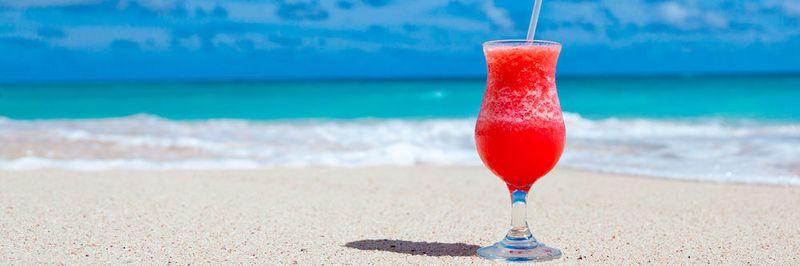 Computer, Smartphone und Tablet gehören für viele auch im Urlaub mit ins Reisegepäck. Aber wer auf seine digitalen Begleiter nicht verzichten will, setzt sich einer erhöhten Gefahr durch Datendiebstahl aus.