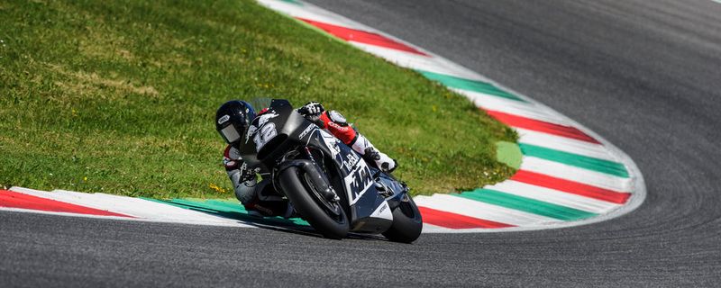 Das Ding rennt: Die KTM RC 16 unter der Führung von Rennfahrer Tom Lüthi.