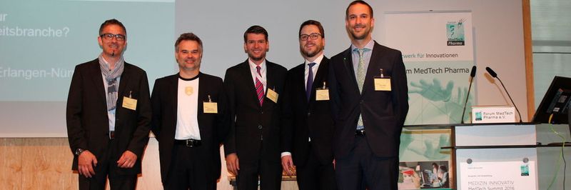 Moderator und Devicemed-Chefredakteur Peter Reinhardt (li.), sowie die vier Vortragenden: Dr. Torsten Eckardt (Hermes Arzneimittel), Dr. Christoph Steinhauser (Siemens Healthinieers), Matthias Raß (Universität Erlangen-Nürnberg) und Dr. Patrick Pfeffer (Aescuvest) (v.l.n.r.).