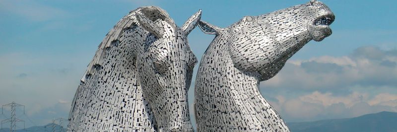 Die Statuen „The Kelpies“, benannt nach den übernatürlichen Wassergeistern aus der keltischen Mythologie, sind die größten Pferdeskulpturen der Welt.
