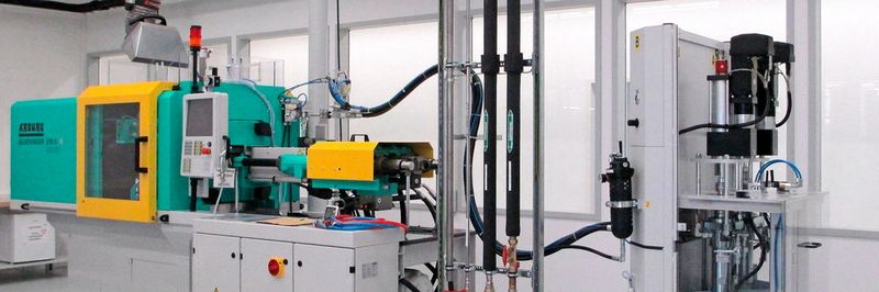 Leoni nutzt in der Herstellung von Kabelsystemen für die Medizintechnik verschiedene halbautomatische Spritz- und Vergusstechniken zur Verarbeitung von Thermoplasten, thermoplastischen Elastomeren oder LSR.