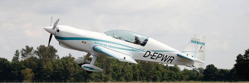 Jungfernflug: Erstmals fliegt ein Flugzeug der Zertifizierungs-Kategorie CS23 mit Permit-to-Fly rein-elektrisch. Der Siemens-Motor hat eine Leistung von 260 KW und ein Gewicht von nur 50 kg – laut Siemens verfügt er damit über ein Rekord-Leistungsgewicht.