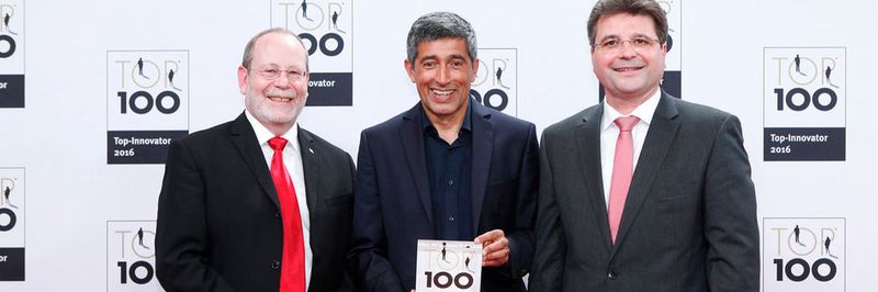 Top 100 Mentor Rangar Yogeshwar überreicht psb Geschäftsführer Werner Klein (rechts im Bild) und psb Leiter Vertrieb Innendienst Ulrich Russ (links im Bild) die Auszeichnung „Top-Innovator 2016“.