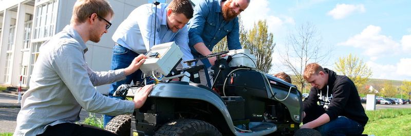 Stolz präsentieren (v.l.) Lars Schmid, Benjamin Stahl, Daniel Stegmann, Michael Schwenk und Marvin Uhr das Teamergebnis - hier die Raspberry-Pi-Variante des Traktors.