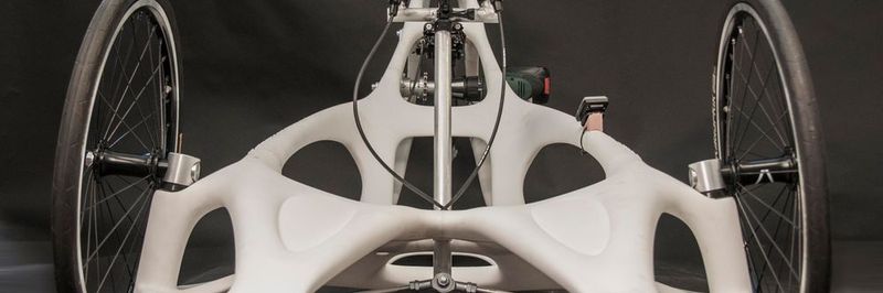 Bei dem Akkuschrauberrennen in Hildesheim sollten 50 cm zwischen den Achsen der Fahrzeuge mit einem Bauteil aus dem 3D-Drucker überbrückt werden.