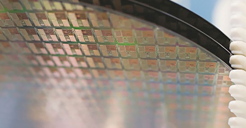 Wafer aus NXP-Produktion: Für einen Kaufpreis von rund 2,75 Milliarden US-Dollar veräußert der europäische Halbleiterhersteller seine Standardhalbleiter-Sparte an ein Konsortium chinesischer Investoren.