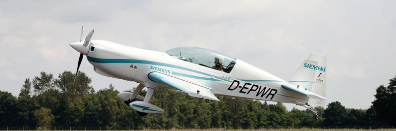 Jungfernflug: Erstmals fliegt ein Flugzeug der Zertifizierungs-Kategorie CS23 mit Permit-to-Fly rein-elektrisch. Der Siemens-Motor hat eine Leistung von 260 KW und ein Gewicht von nur 50 kg – laut Siemens verfügt er damit über ein Rekord-Leistungsgewicht.