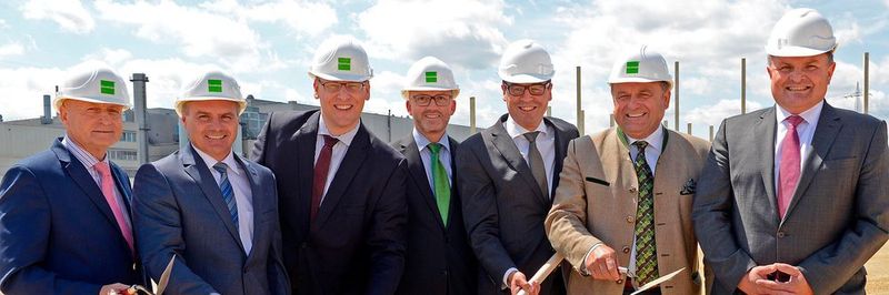 Die Grundsteinlegung für das neue Versorgungszentrum vor der Kulisse des BMW Group Werks Landshut.