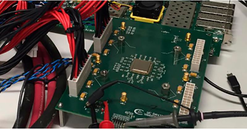 Der "Kilocore"-Chip: Forscher der University of California in Davis haben den weltweit ersten Mikrochip mit 1.000 enthaltenen Prozessorkernen entwickelt. Bei einer Verarbeitung von 115 Milliarden Befehlen pro Sekunde verbraucht der Chip gerade einmal 0,7 W. Die Maximalleistung der einzelnen Kerne liegt bei 1,78 GHz.