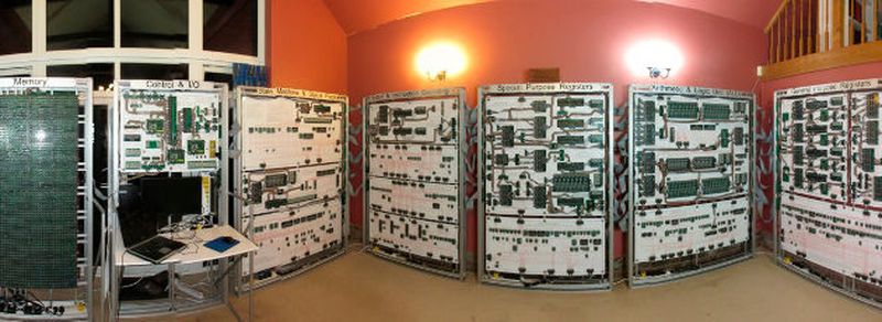 Panoramabild-Aufnahme des Megaprozessors: Die beobachtbare 16-Bit-CPU besitzt eine Grundfläche von etwa 15 Quadratmeter, plus zusätzliche drei Quadratmeter für den Speicher.