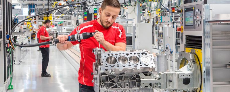 Porsche hat in Stuttgart-Zuffenhausen ein Motorenwerk für Achtzylinder-Motoren eröffnet. Ergonomie und Digitalisierung spielen darin eine wichtige Rolle.