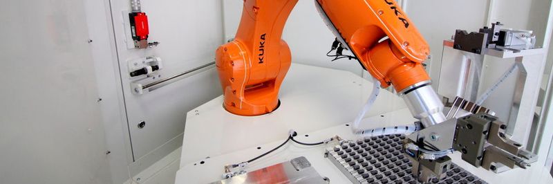 Der wasser- und schmutzresistente KR Agilus WP Kleinroboter von Kuka liefert die Werkstücke punktgenau an die Schleifmaschine bei Saacke an.