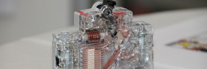 ABB Stotz-Kontakt fertigt mit seiner neuen hochautomatisierten Produktionsanlage ML2 in Heidelberg Sicherungsautomaten mit hoher Flexibilität und Varianz.