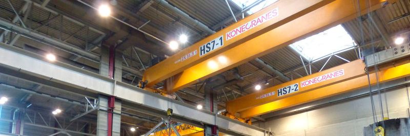 Mehrere Konecranes-Zweiträgerbrückenkrane mit unterschiedlicher Tragkraft von 30 bis 100 t transportieren die bis zu 50 t schweren Anlagen-Komponenten zwischen Gießerei, Gussnachbereitung und Veredelung.