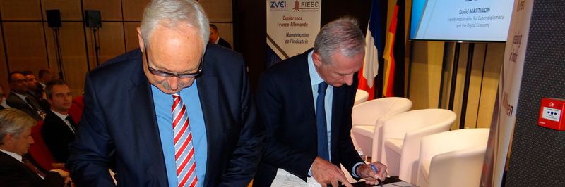 Es gilt, die Entwicklung des digitalen Binnenmarktes voranzutreiben: ZVEI-Präsident Michael Ziesemer unterschreibt die deutsch-französische Erklärung zur Digitalisierung der Industrie.