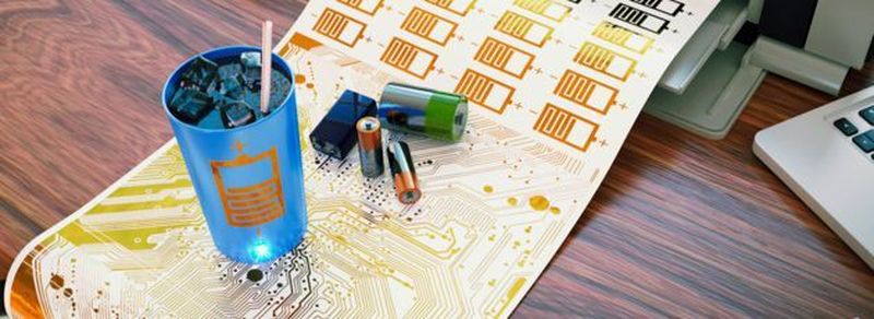 Die blaue LED auf dem Becher leuchtet: Kalte Flüssigkeit befindet sich im Becher. Wäre ein Heißgetränk in dem Gefäß, würde eine rote LED leuchten. Der gedruckte Kondensator wurde mit einem Tintenstrahldrucker auf die Becherhülle aufgebracht.