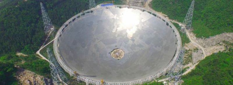 Blick auf das 500-Meter-Radioteleskop in der Provinz Guizhou in Südwest-China.