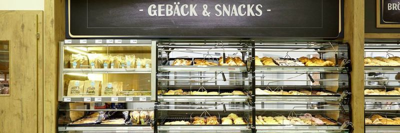 Aus dem Bake-Off-Modul von Wanzl entnehmen Kunden knusprige Brötchen, ohne sich an scharfen Kanten zu verletzen, denn die Blechteile wurden mit einer Neptun ES von Ernst entgratet und verrundet.