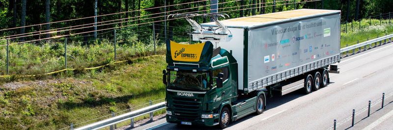 Auf einem zwei Kilometer langen Autobahnabschnitt der E16 nördlich von Stockholm wird für die nächsten zwei Jahre ein Siemens-Oberleitungssystem für Lkw getestet.