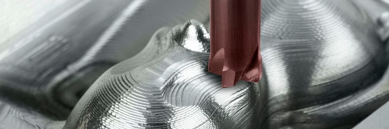 Vierschneidiger VHM-Schaftfräser MultiEgge 4Feed HSC von LMT Fette mit 10 mm Ø beim Fräsen von Werkzeugstahl mit 58 HRC. Die nanostrukturierte Beschichtung verträgt um 200 °C höhere Zerspanungstemperaturen als herkömmliche Schichten, die Standzeit konnte um 50 % erhöht werden.