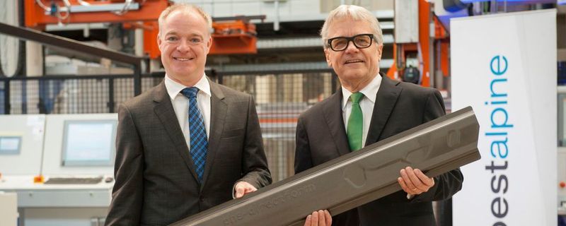 Bei Voestalpine Polynorm in Schwäbisch Gmünd ging die weltweit erste Anlage für „Phs-Directform“ in Betrieb, gestartet von den Voestalpine-Vorständen Dr. Peter Schwab (li.) und Dr. Wolfgang Eder.