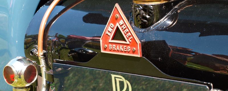 „Two wheel brakes“, also „zwei gebremste Räder“ hätte dieser Rolls Royce 40/50 hp Silver Ghost. In der damaligen Zeit Grund genug, die Hinterherfahrenden davor zu warnen und so Auffahrunfälle zu vermeiden.