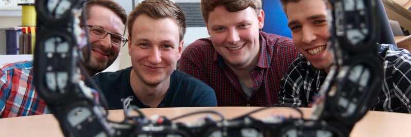 „Ourobot Team“ (v.l.): Die Ingenieurinformatik-Studenten der FH Bielefeld Matthäus Wiltzok, Johann Schröder, Adrian Gucze und Simon Beyer haben Ourobot entwickelt.